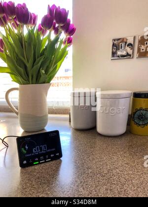 Intelligente Energieanzeige in einer Küche. Stockfoto