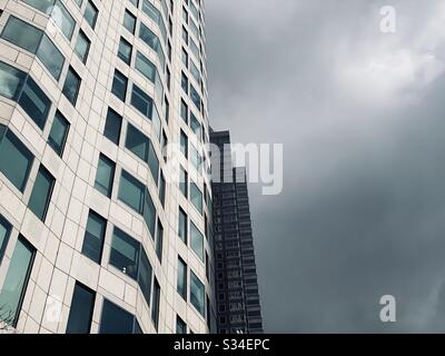 LOS ANGELES, CA, MAR 2010: Details des Wolkenkratzers des US Bank Tower mit Rand des benachbarten Gebäudes des Gas Company Tower, das am übergiebelten Tag in der Innenstadt sichtbar ist Stockfoto