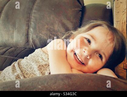 Lächelndes, glückliches 4-jähriges Mädchen Stockfoto