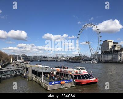 Foto mit Blick auf London Eye und Thames River in London Stockfoto