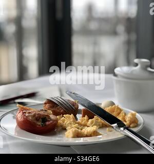 Halb gefrühstückt mit Eiern und Tomaten Stockfoto