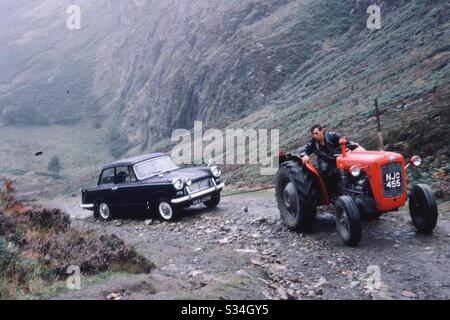 Oldtimer wird vom Traktor gezogen Stockfoto