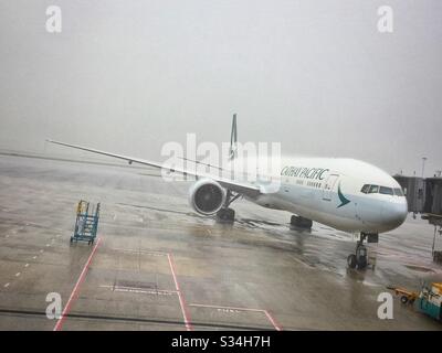 Eine Boeing 777 der Cathay Pacific Airways auf dem Vorfeld bei starkem Regen auf dem internationalen Flughafen Hongkong Stockfoto