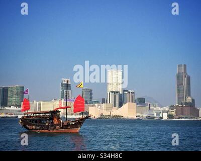 Das "Aqua Luna", ein nachgebildeter traditioneller chinesischer Schrott, der für Touristenattraktionen im Victoria Harbour, Hongkong, verwendet wird Stockfoto