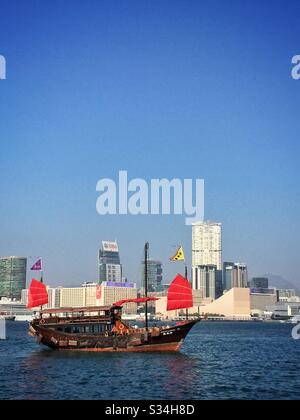 Das "Aqua Luna", ein nachgebildeter traditioneller chinesischer Schrott, der für Touristenattraktionen im Victoria Harbour, Hongkong, verwendet wird Stockfoto