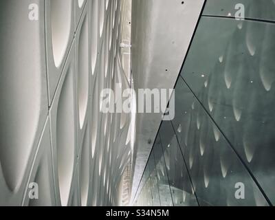 LOS ANGELES, CA, MAR 2020: Architektonische Details einschließlich Reflexion im Außenfenster im breiten Kunstmuseum in der Innenstadt Stockfoto
