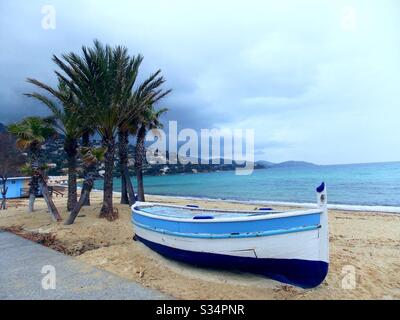 La plage de Saint-Clair à Le Lavandou, Frankreich. Der Strand Saint-Clair in Le Lavandou genießt ein besonderes Klima, das ihn zu einer einzigartigen Sandlage macht. Stockfoto