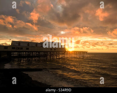 Aberystwyth, West Wales, Großbritannien. Mittwoch, 1. April 2020. News: Ein lebendiger Sonnenuntergang in Aberystwyth, feuriger Himmel überblickt die Stadt. Eine schöne Aussicht, die von vielen geschätzt wird.©️ Rose Voon/Alamy Live News Stockfoto