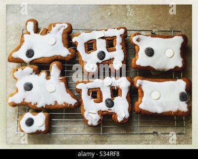 Das heutige Projekt zu Hause. Lebkuchenzug. Sehr rustikal. Schlecht dekoriert, aber sehr lecker. Falsche Jahreszeit, aber wen interessiert das Stockfoto