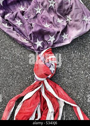 Amerikanische Flagge in Knoten gerissen Stockfoto