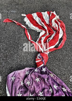 Zerrissene amerikanische Flaggenfahne in einem Knoten gefesselt Stockfoto