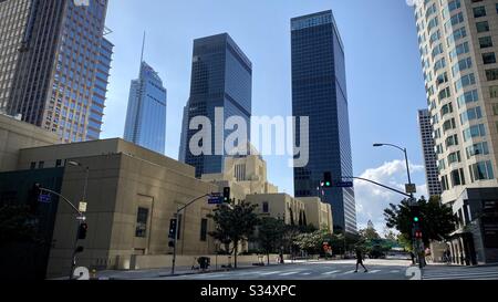 LOS ANGELES, CA, MAR 2020: Los Angeles Public Library, zentrale Filiale in Downtown, mit Rollern im Freien und Wolkenkratzern im Hintergrund Stockfoto