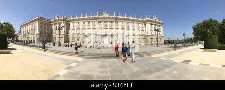 Fassade des Königspalastes. Plaza de Oriente, Madrid, Spanien. Stockfoto