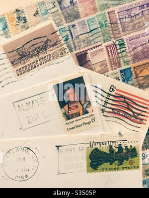 Vintage-Briefmarken und gestrichened Briefumschläge als Teil einer Briefmarkensammlung aus den 1960er Jahren, USA Stockfoto