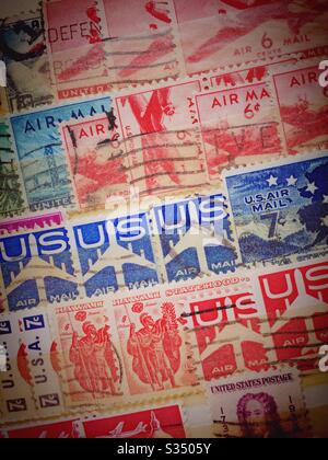 Vintage gebrauchte Luftpost-Briefmarken in einem Briefmarkensammler Stock Book, USA abgelegt Stockfoto