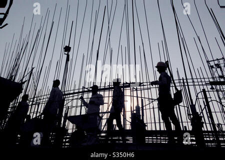 Bauarbeiter beschäftigten sich vor Ort mit Stahlarbeiten in der Nähe von Pune, Indien. Stockfoto