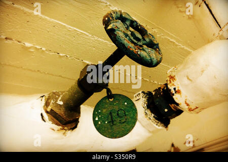 Rostiger Ventilgriff mit Peeling Green Paint und #49 Tag Stockfoto