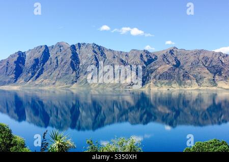 Atemberaubende Berge am Ufer des Hawea-Sees. Südinsel, Neuseeland. Stockfoto