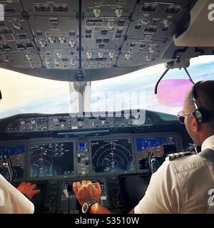 Piloten, die die Boeing 787 Dreamliner fliegen. Stockfoto