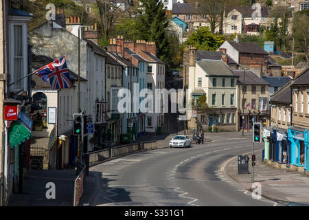 Matlock Bath Derbyshire UK 7. April 2020. Leere Straße in Matlock Bath Derbyshire. Die Hauptstraße A6 ist verlassen, und das normalerweise belebte Dorf ist leer, da die Leute den offiziellen Rat befolgen, zu Hause zu bleiben. Stockfoto