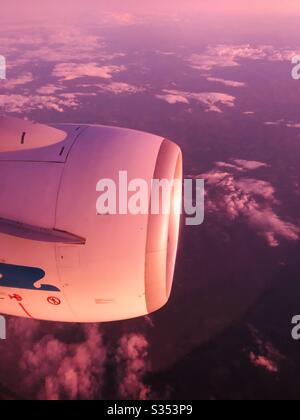Ein atemberaubender, rosafarbener Sonnenuntergang über Brasilien. Stockfoto