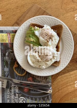 Spiegeleiern und Avocado auf toast Stockfoto