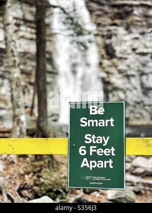 Seien Sie sicher, bleiben Sie 6 Meter auseinander Schild im Park Stockfoto