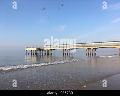 Boscombe Pier, Bournemouth, Dorset, Großbritannien, verlassen während der Sperrung des Coronavirus Stockfoto