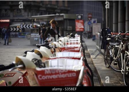 Fahrrad zu vermieten in Piazzo Del Duomo, Mailand. Stockfoto