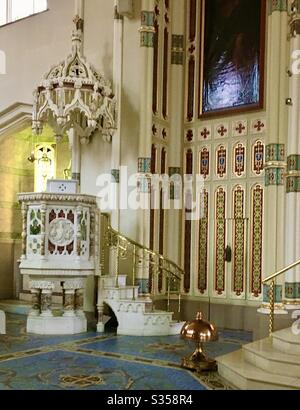 Die schöne Kanzel der römisch-katholischen Kirche von St. Malachy in Belfast, Nordirland. Das Innere der Kirche, im Stil der Tudor-Periode (1485-1603), hat viele Preise für seine Restaurierung gewonnen. Stockfoto