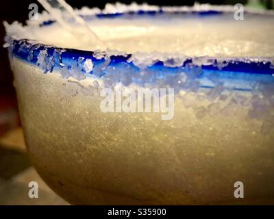 Nahaufnahme eines blau umrandete margarita-Glases mit Salz Stockfoto