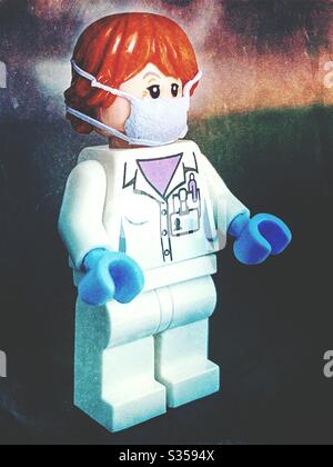 Arzt oder Krankenschwester an der Front Kampf Coronavirus Covid-19. Gummihandschuhe und Schutzmaske. Stockfoto