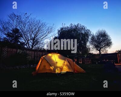 Kinder campen im Garten während der Sperrung des Covid-Ausbruchs 19 Stockfoto