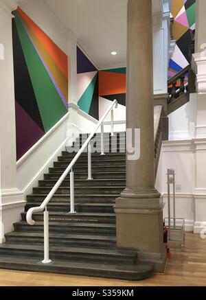 Die farbenfrohe, attraktive Einrichtung der Haupttreppe am Eingang der Leeds City Art Gallery, West Yorkshire, Großbritannien. Es ist mit dem Henry Moore Institute verbunden, mit dem es Skulpturen teilt. Stockfoto