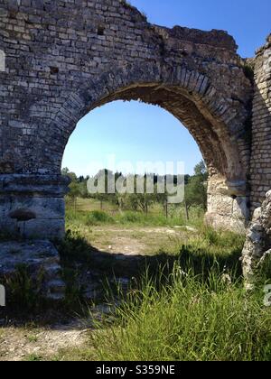 Römische Ruinen des Aquädukts von Barbegal in Fontvielle, Arles, Provence, Frankreich. Stockfoto