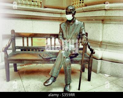 NYC Statue von Lech Kaczynski mit Gesichtsmaske während der Coronavirus-Pandemie vor dem Gebäude des polnischen Generalkonsulats in Midtown Manhattan, NYC, USA Stockfoto