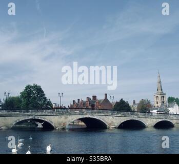 Bedford Bridge über den Great River Ouse mit St. Paul’s Church im Hintergrund. Bedfordshire, England, Großbritannien. April 2020. Stockfoto