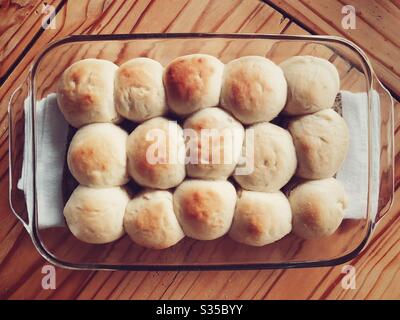 Hausgemachte Abendessen Brötchen in einer Glasplatte auf Holztisch Stockfoto