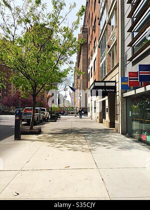 Die Gehwege der Park Avenue in Murray Hill oder fast verlassen wegen der Sanktionen durch die Coronavirus-Pandemie, April 2020, NYC, USA Stockfoto