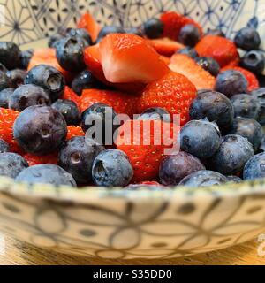 Schale mit Heidelbeeren und Erdbeeren Stockfoto
