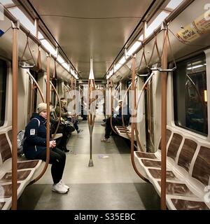 Soziale Distanz mit U-Bahn in Brüssel, Belgien. Stockfoto