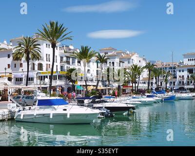 Der lebhafte Yachthafen, Geschäfte, Bars und Restaurants in Puerto de la Duquesa im Süden Spaniens Stockfoto