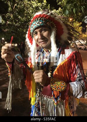 Ein peruanischer Musiker in traditioneller Kleidung. Stockfoto
