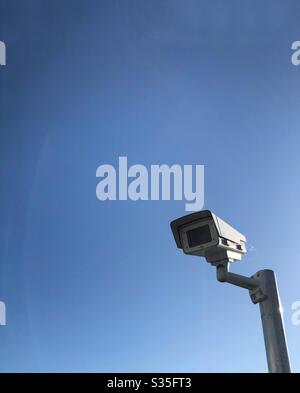 Überwachungskamera in einem klaren blauen Himmel Stockfoto