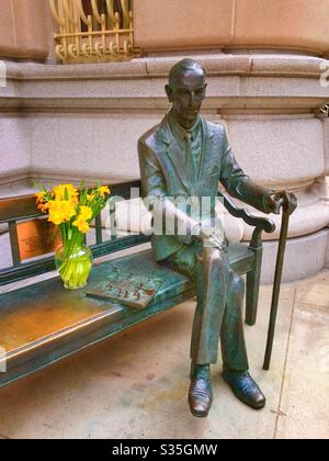 Statue von Lech Kaczynski vor dem polnischen Generalkonsulat in Midtown Manhattan zusammen mit einer Vase aus Narzissen, Frühling, NYC, USA Stockfoto