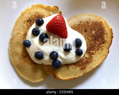 Pfannkuchen mit Joghurt und Beeren Stockfoto