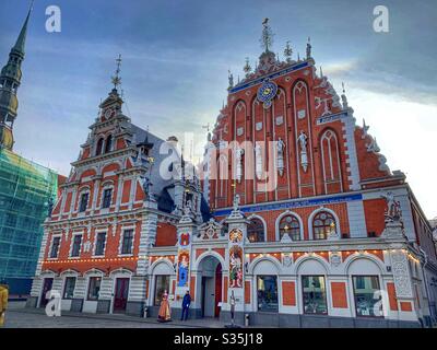 Altes Gebäude in Riga, Lettland. Die Schwarzköpfe. Wunderschön und reich verziert. Stockfoto