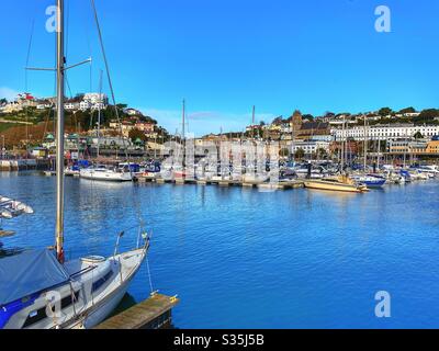 Torquay Harbour an einem sonnigen Tag mit blauem Himmel und vielen Vergnügungsbooten. Stockfoto