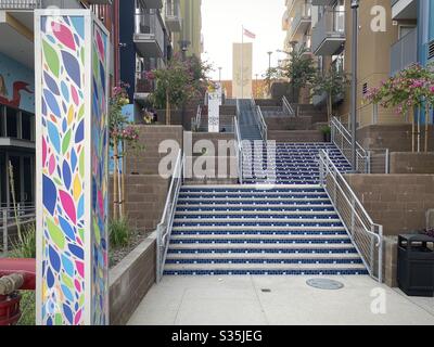 LOS ANGELES, CA, APR 2020: Blick vom Broadway auf die Treppe in den Wohnungen in China Town, Downtown, mit interessanten architektonischen Details wie die Säule auf der linken Seite Stockfoto