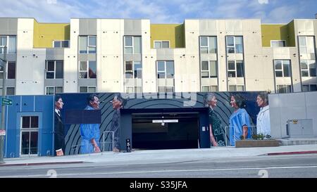 LOS ANGELES, CA, APR 2020: Wandgemälde um den Garageneingang in neuen Wohngebäuden in China Town in Downtown Stockfoto